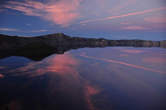 Um fim de tarde com luzes e cores incríveis no Crater Lake, no sul do Oregon, estado da costa oeste dos Estados Unidos